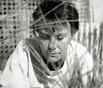Photo_portrait_of_Harper_Lee_(To_Kill_a_Mockingbird_dust_jacket,_1960)
