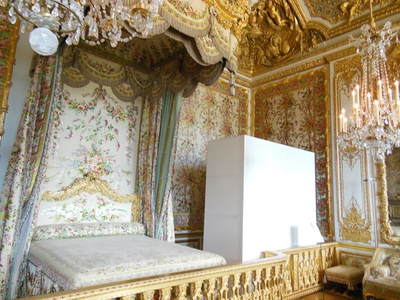 queen-elizabeth-iis-bedroom-buckingham-palace-v0-ohoekpa4wqxz